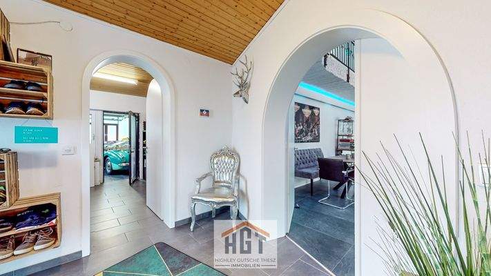 Übergang Fitnessraum-Autosalon