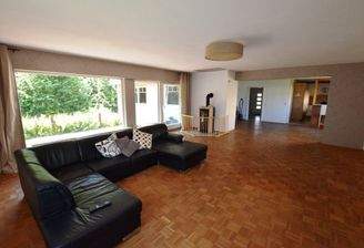 Geräumiges Wohnzimmer