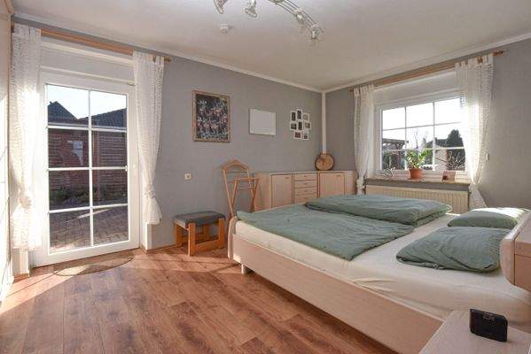 Schlafzimmer mit Zugang zur Terrasse 
