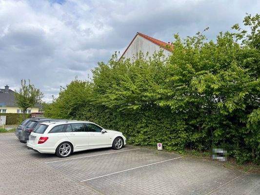 Stellplätze rechts vom Objekt