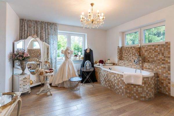 Nebenraum mit Badewanne