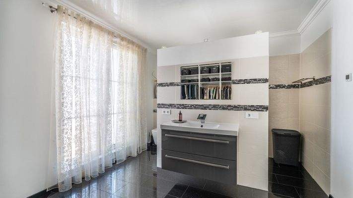 Badezimmer / Ankleide im Obergeschoss