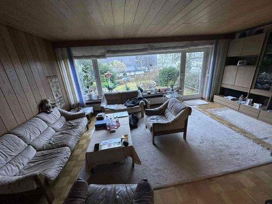 lichtdurchflutetes Wohnzimmer