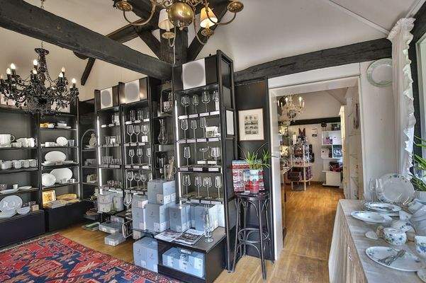 Separate Gewerbefläche im Haupthaus