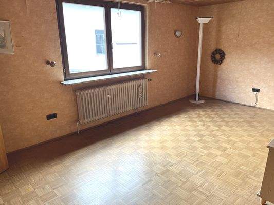 Zimmer mit Holzparkett (DG)