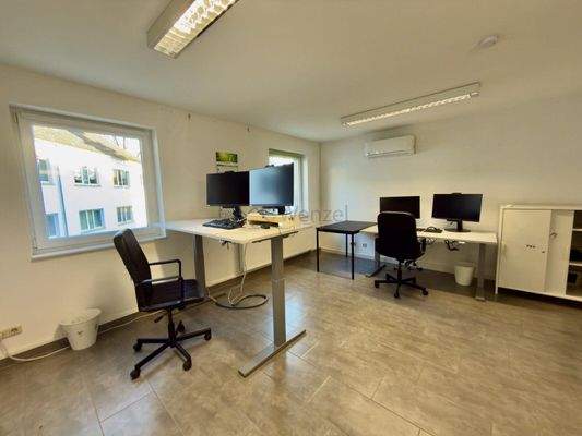 Moderne Bürofläche mit Klimaanlage und ergonomisch