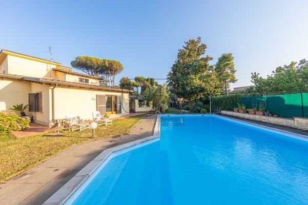 Villa im Grünen mit Pool im Bezirk Talenti / Rom - Italien