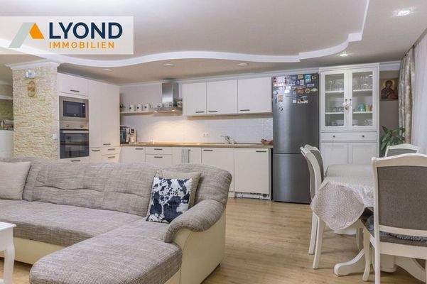 Wohn- und Essbereich mit Einbauküche 