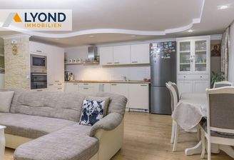 Wohn- und Essbereich mit Einbauküche 