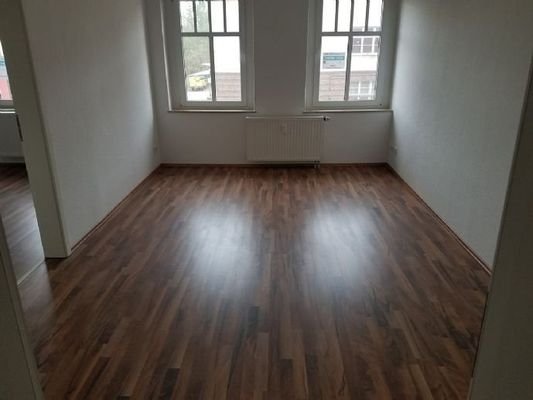 Bild 5 Wohnzimmer mit Zugang links zur Küche