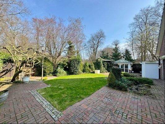 Blick über die Terrasse in den Garten