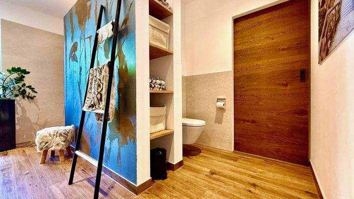 Badezimmer Erdgeschoss mit Zugang zur Ankleide