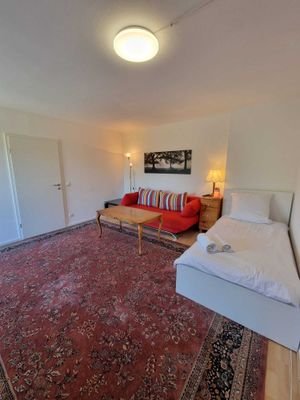 Blick zu Bett u Sofa
