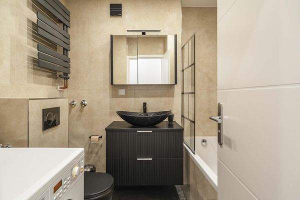 Modernes Bad mit Wanne 1. OG