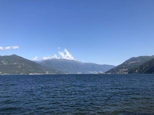 Blick von Luino auf den Lago Maggiore
