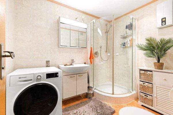 Modernisiertes Bad mit WC, Dusche, Waschmaschinena