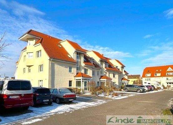 Hausansicht mit PKW Stellplätzen