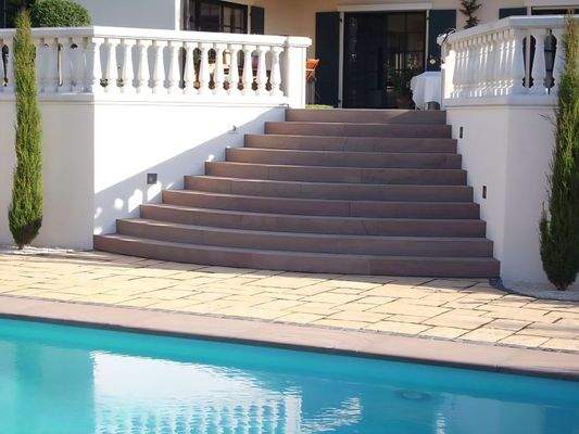 Treppe zum Pool