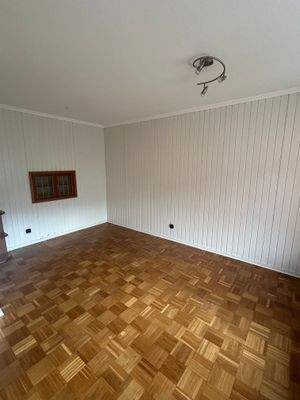 Wohnzimmer mit Durchreiche zur Küche