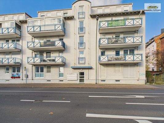 Straßenansicht der gepflegten Wohnanlage mit Aufzug_01