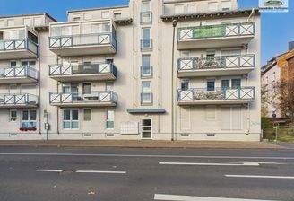 Straßenansicht der gepflegten Wohnanlage mit Aufzug_01