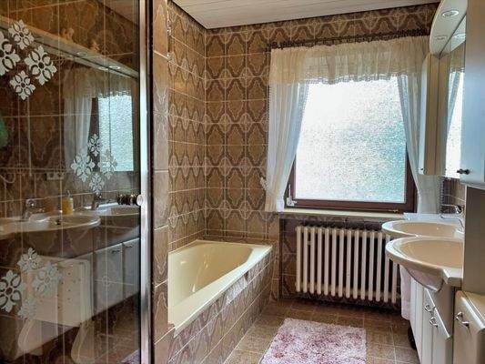 Tageslichtbad mit Wanne und Dusche