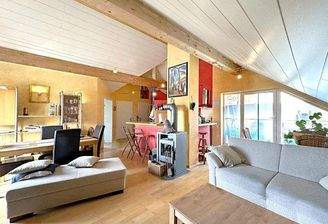 Offener Wohn- und Essbereich mit Zugang zur Loggia