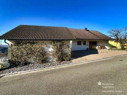 Gebäudeansicht und Garagen