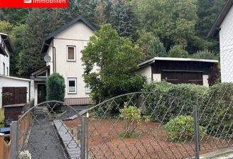 Hausansicht und Grundstückszugang