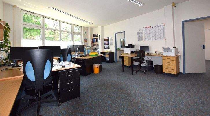 geräumiges Büro