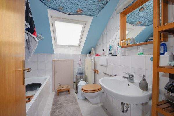 Bad DG Wohnung rechts