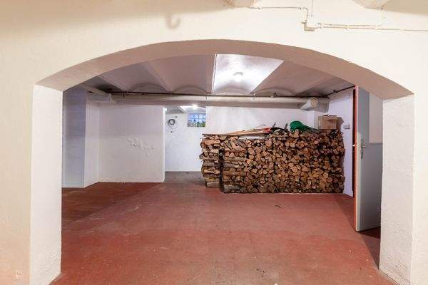 Viel Platz bietet der Keller mit Stauraum und Lagermöglichkeiten.