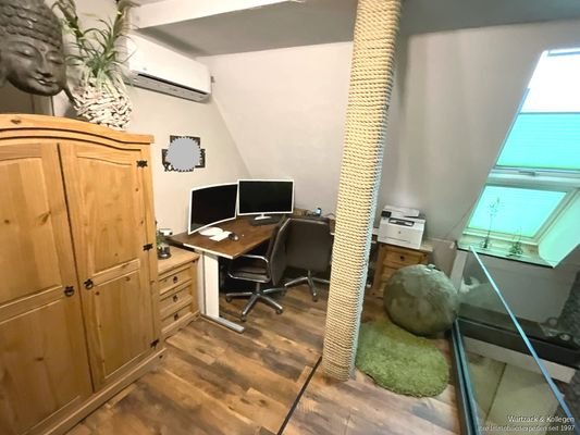 Treppenaufgang mit Platz für einen Arbeitsbereich