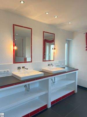 Tageslichtbad mit freistehender Wanne