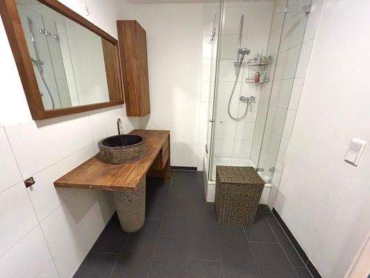 Bad mit Dusche und Wanne 1. OG