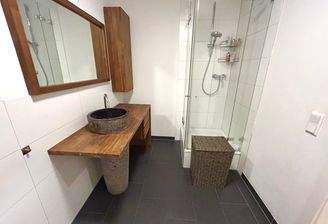 Bad mit Dusche und Wanne 1. OG