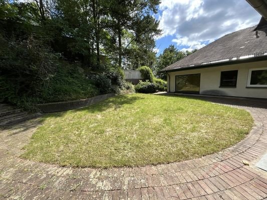 schöne Gartenanlage