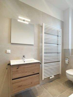 Bad - Waschbecken mit Spiegel