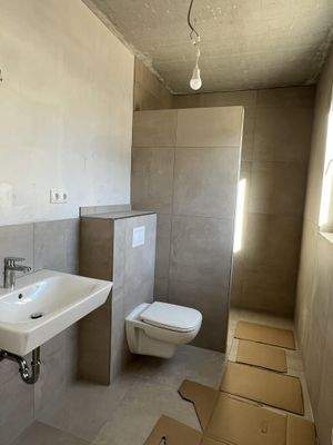 Gäste-WC mit ebener Dusche