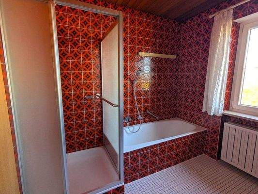 Retro-Bad mit Wanne und Dusche im OG