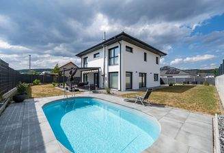 Pool und Terrasse