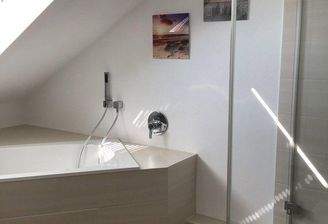 Bad mit Wanne und Dusche OG