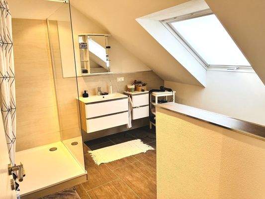 modernes Duschbad im Dachgeschoss