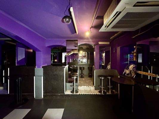 Lila Büro mit Wartebereich