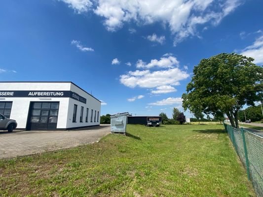 Grünfläche neben Autohaus