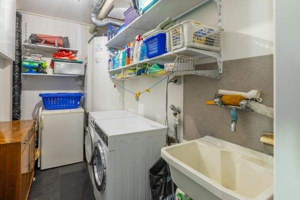 Reduit mit Waschmaschine und Trockner (beides VZUG) und Warmwasserspeicher