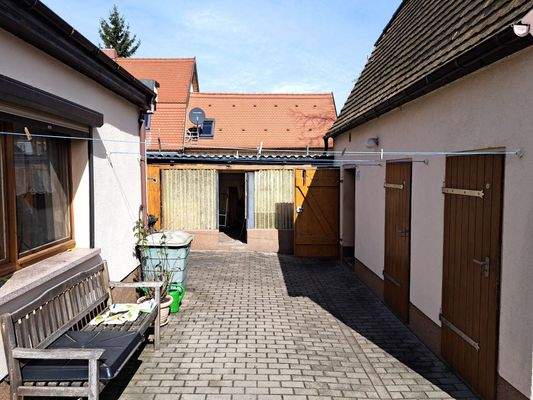 Zwischen Haus & Stallungen