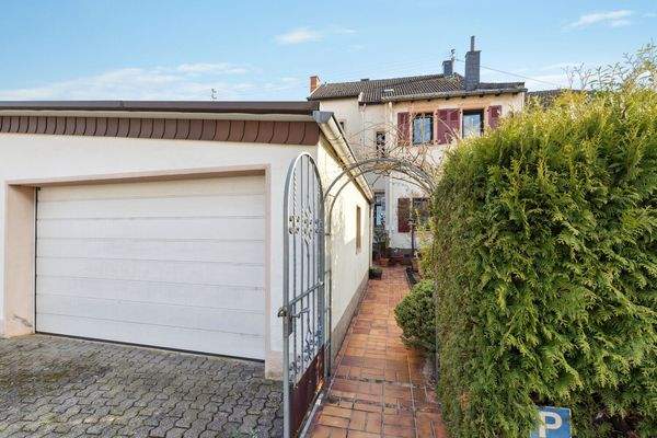 Garagenansicht mit Zugangstor zur Immobilie- rückliegenden Straße