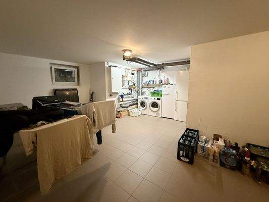 Gefliester Wasch-  und Trockenkeller