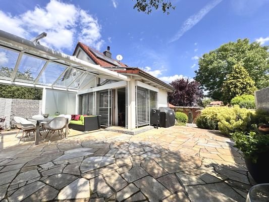 Große geschützte Terrassenfläche hinter dem Haus